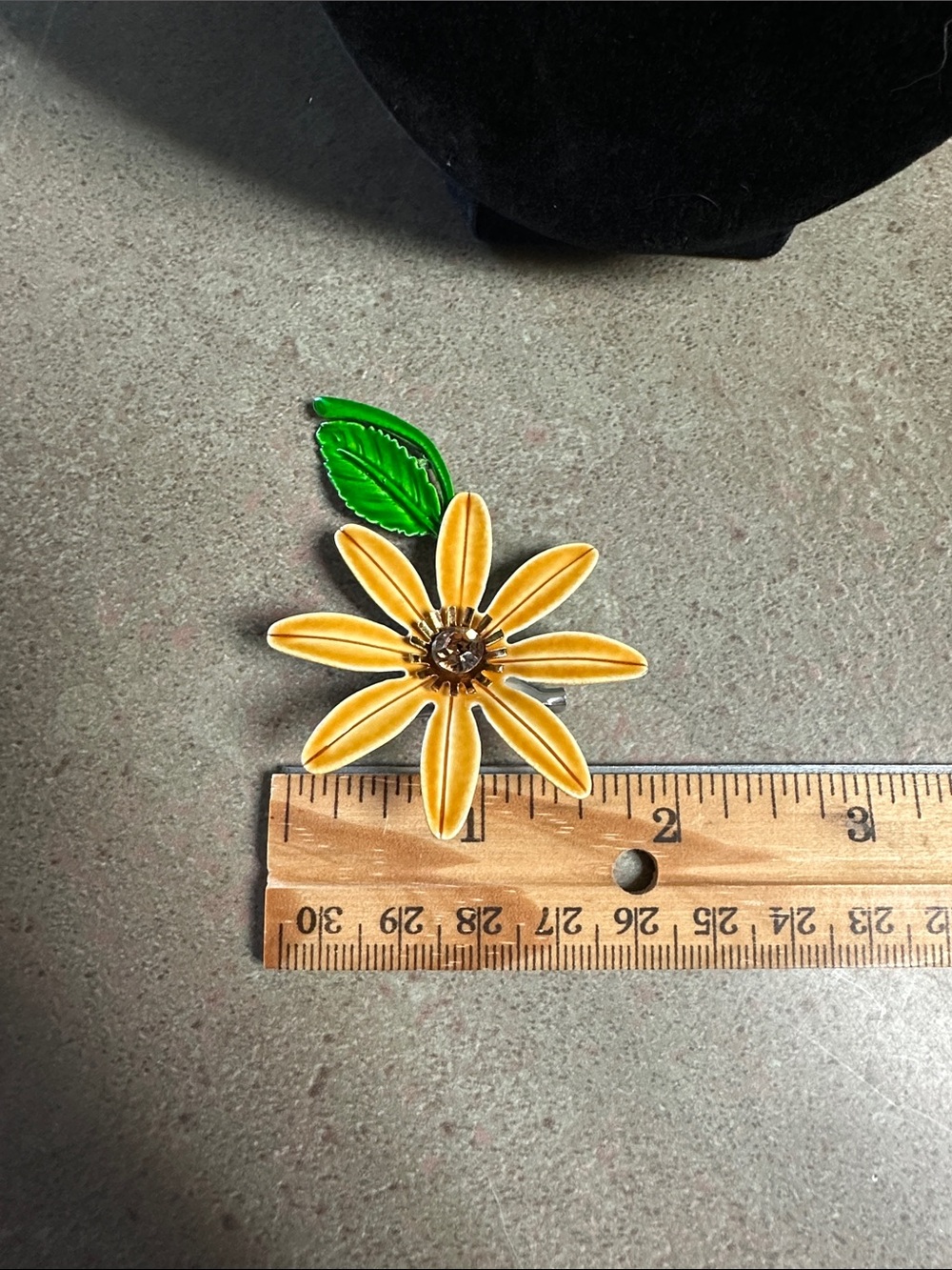 Vintage 1960’s Enamel Yellow Daisy Flower Brooch with Green Leaf - Picture 7 of 11